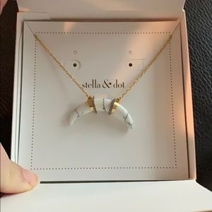 Arc pendant necklace